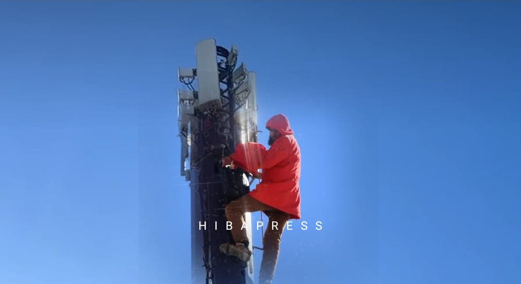 شخص يصعد لقمة أعلى عمود “ريزو” في طنجة ويهدد بالانتحار