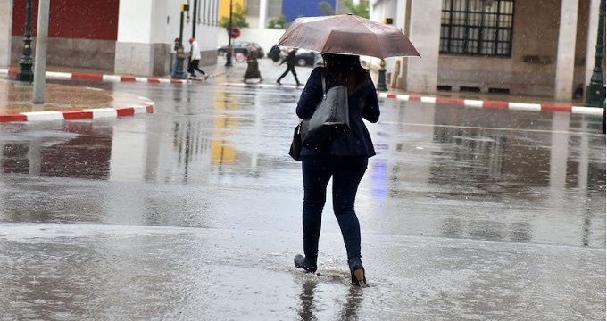 نشرة إنذارية: أمطار قوية مصحوبة بالبرد الجمعة والسبت بهذه المناطق